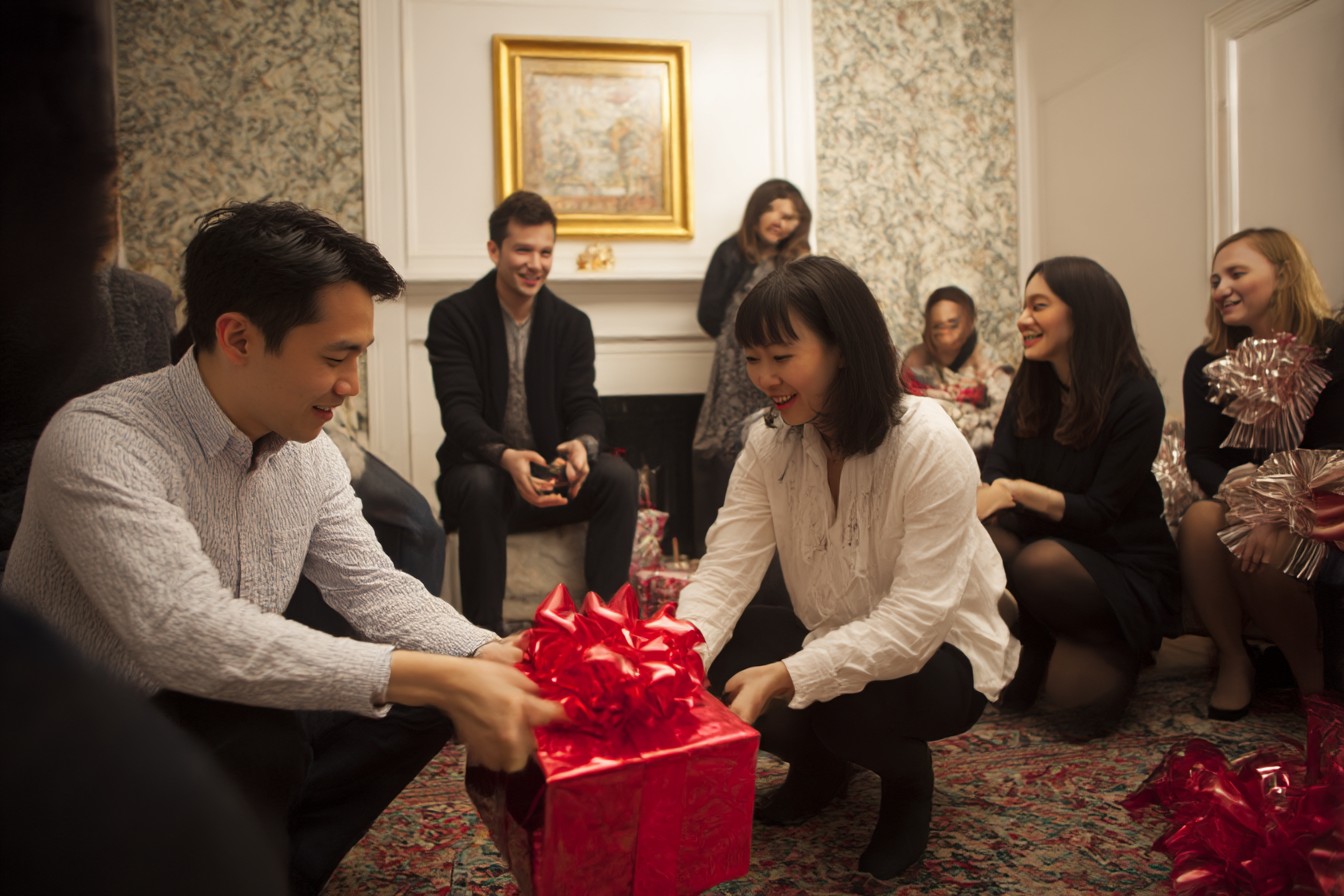 im1979_Gift_Exchange_Games_That_Actually_Work_Field-Tested_Gr_0e9fa57f-ac38-4fe5-802c-eb83d1f777ac_0